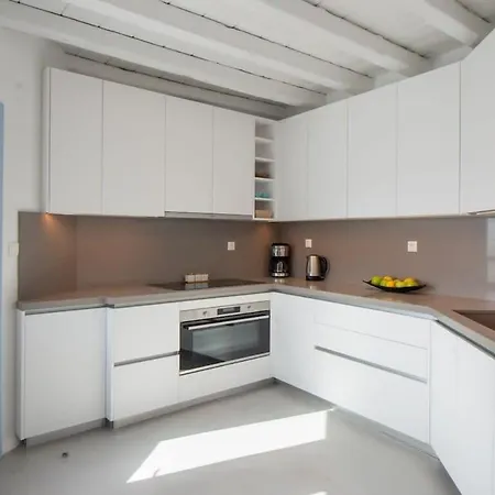 Marvelous 7 Bedroom Overlooking The Psarou Bay פסארו