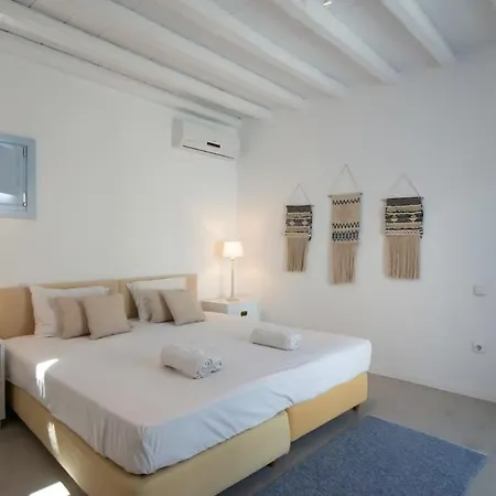 Marvelous 7 Bedroom Overlooking The Psarou Bay וילה פסארו